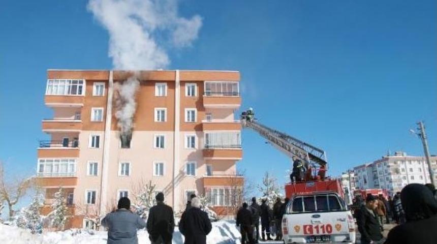 Apartmandaki Yangında Mahsur Kalanları Itfaiye Kurtardı