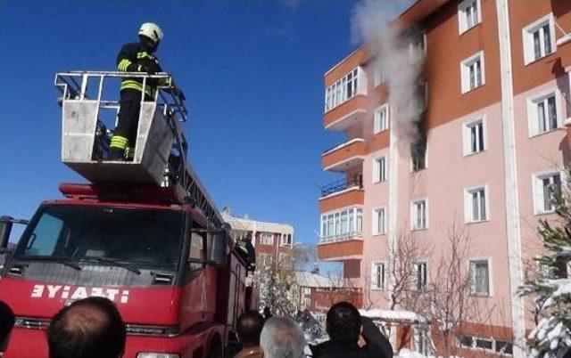 Apartmandaki Yangında Mahsur Kalanları Itfaiye Kurtardı