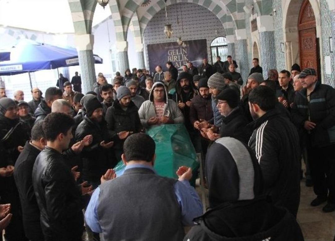 Denizde Cansız Bedenine Ulaşılan &Uuml;niversite &Ouml;ğrencisi Son Yolculuğuna Uğurlandı