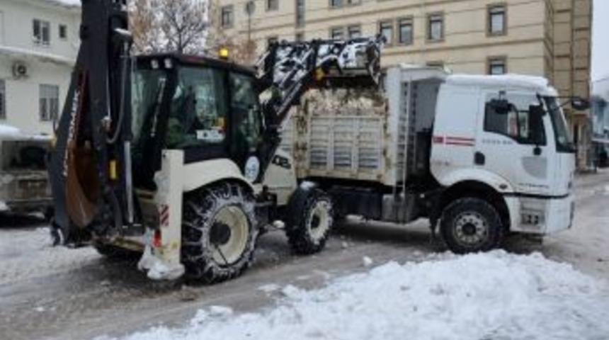 Boz&uuml;y&uuml;k&rsquo;te Kar Temizleme &Ccedil;alışmaları