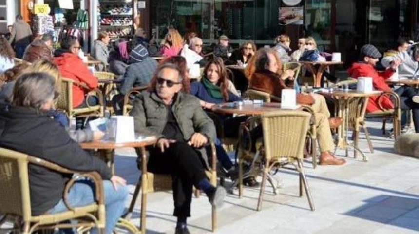 G&uuml;neşi G&ouml;r&uuml;nce Bodrum Tatilini Uzattılar