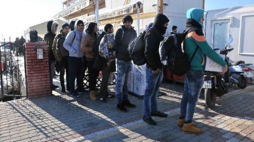 &Ccedil;anakkale&rsquo;de 44 Ka&ccedil;ak G&ouml;&ccedil;men Yakalandı