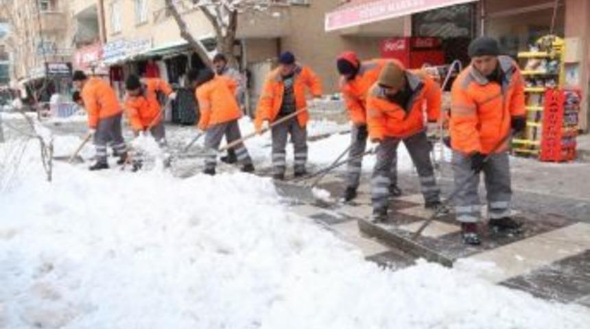 Aksaray Belediyesi, Karla M&uuml;cadelede Gece G&uuml;nd&uuml;z &Ccedil;alışıyor