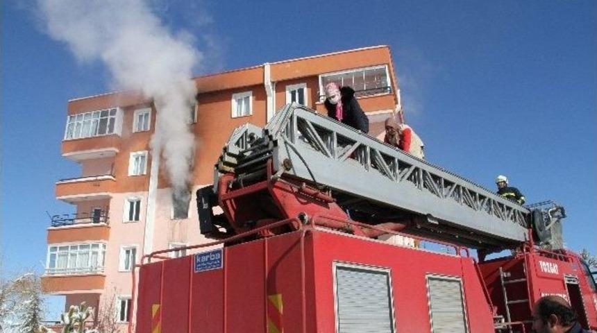 Yozgat&rsquo;ta Bir Binada &Ccedil;ıkan Yangın Paniğe Neden Oldu