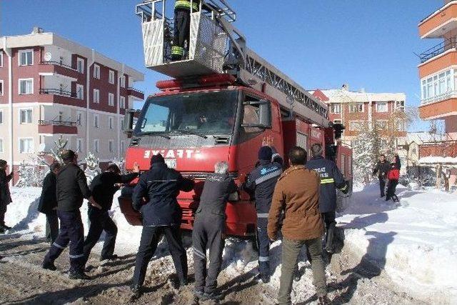 Yozgat’ta Bir Binada Çıkan Yangın Paniğe Neden Oldu