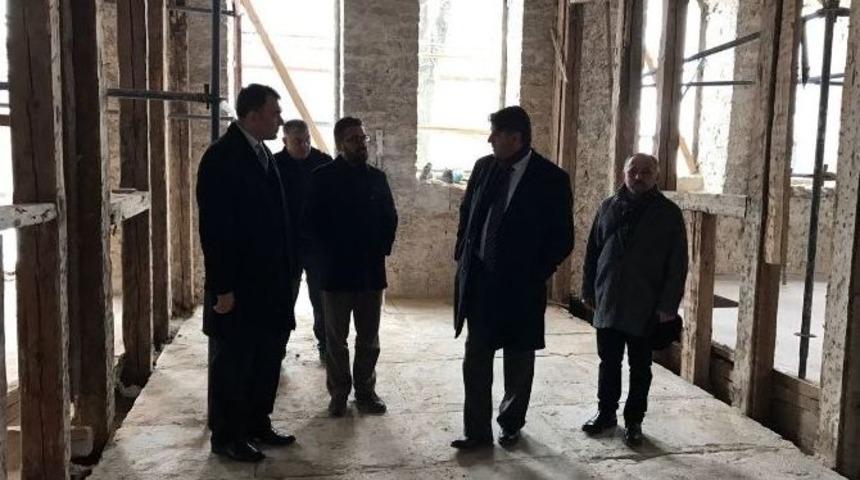 Kb&uuml;&rsquo;ye Ait Tarihi Taş Binanın Restorasyonu Devam Ediyor