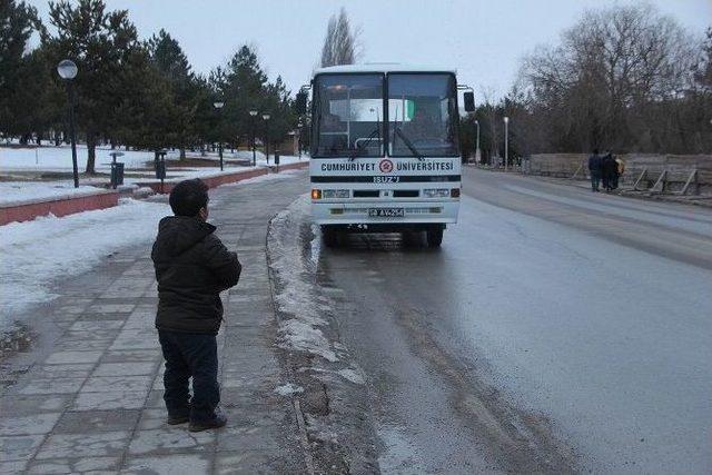 Cumhuriyet Üniversitesi’nde Engellilere Özel Servis Aracı