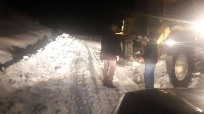 Kar Ve Tipiden Kapanan Yollar Kırsal Hizmetler Daire Başkanlığı Ekiplerince A&ccedil;ılıyor