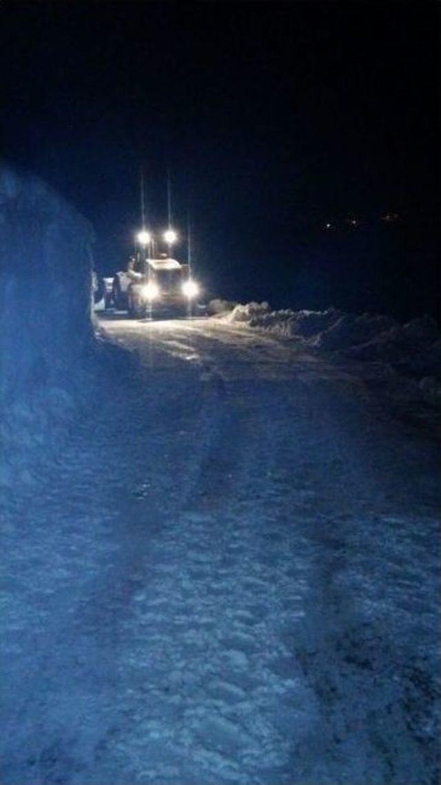 Kar Ve Tipiden Kapanan Yollar Kırsal Hizmetler Daire Başkanlığı Ekiplerince Açılıyor