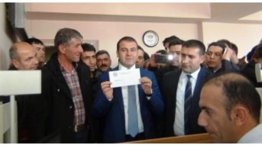 Erciş&rsquo;te İlk &Ccedil;ipli N&uuml;fus C&uuml;zdanı Kaymakam Yaşar&rsquo;a Verildi