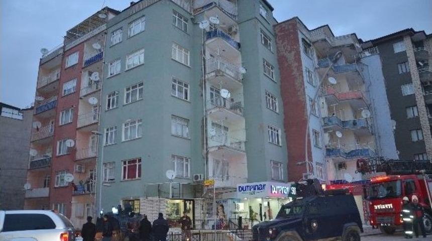 Şizofreni Hastası Adam Ailesini Silahla Rehin Aldı