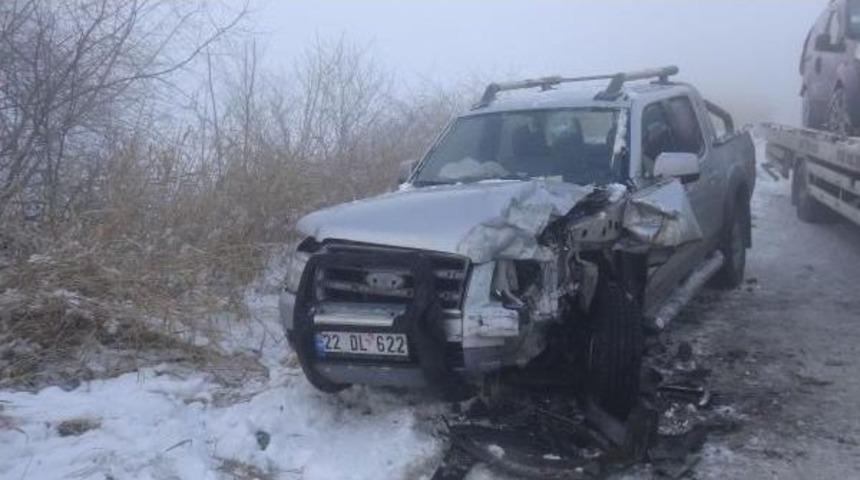 Buzlu Yolda Iki Araç Çarpıştı: 3 Yaralı