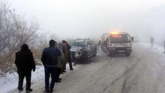 Buzlu Yolda Iki Araç Çarpıştı: 3 Yaralı