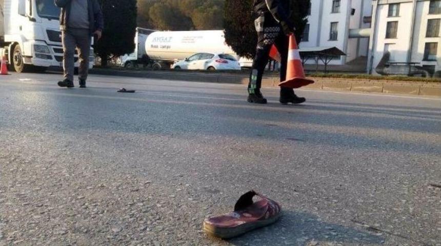 Yolun Karşısına Ge&ccedil;meye &Ccedil;alışan Kadına Kamyon &Ccedil;arptı