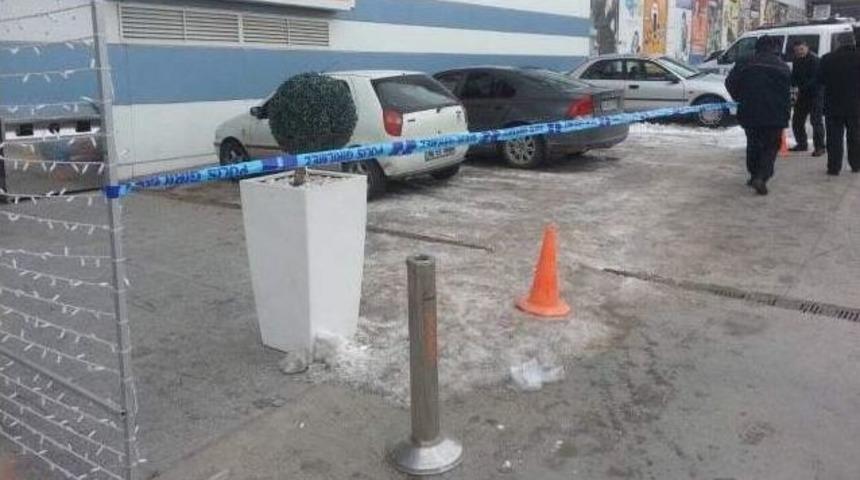 Avm&rsquo;nin Teras Katından D&uuml;şen Gen&ccedil; Ağır Yaralandı