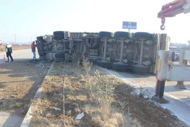 Salihli'de Kömür Yüklü Tır Devrildi: 1 Yaralı