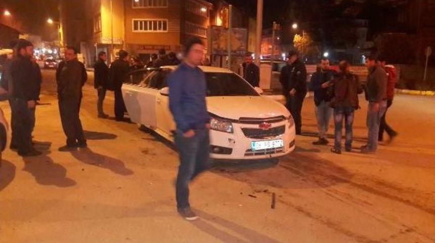 İki Otomobil &Ccedil;arpıştı: 3&rsquo;&Uuml; &Ccedil;ocuk 8 Yaralı