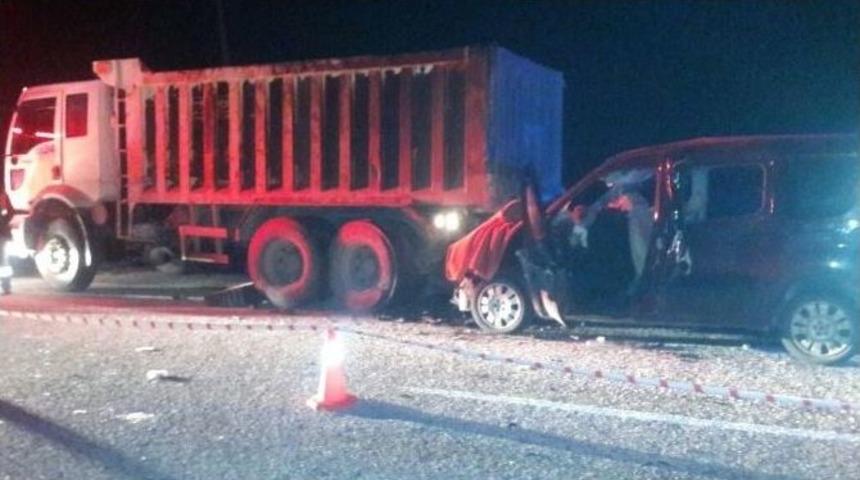 (&ouml;zel Haber) Ara&ccedil; Park Halindeki Kamyona &Ccedil;arptı: 3 &Ouml;l&uuml;, 1 Yaralı