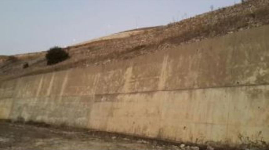 İ&ccedil;ki I&ccedil;tiği Istinat Duvarından D&uuml;ş&uuml;p &Ouml;ld&uuml;