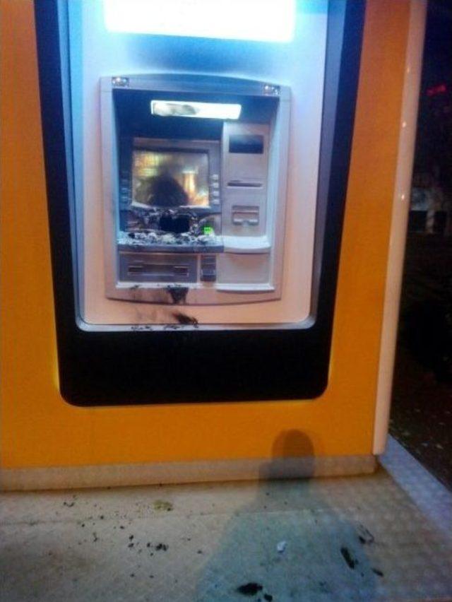 Banka Atm’sini Yakıp, Zabıta Aracına Zarar Verdi