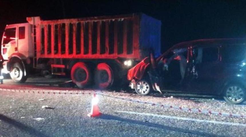 Hafif Ticari Ara&ccedil; Kamyona &Ccedil;arptı: 3 &Ouml;l&uuml;, 1 Yaralı