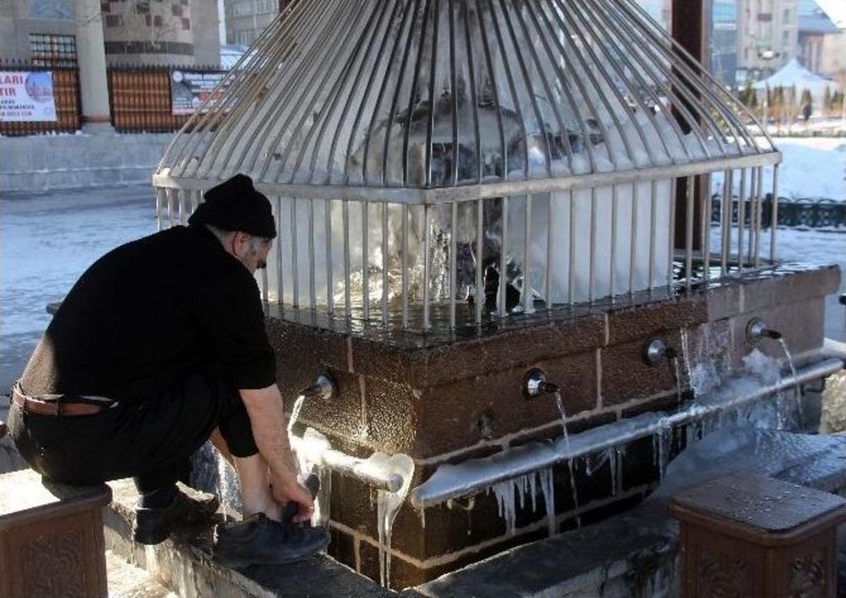 Erzurum&rsquo;da Şadırvanlar Buz Tuttu
