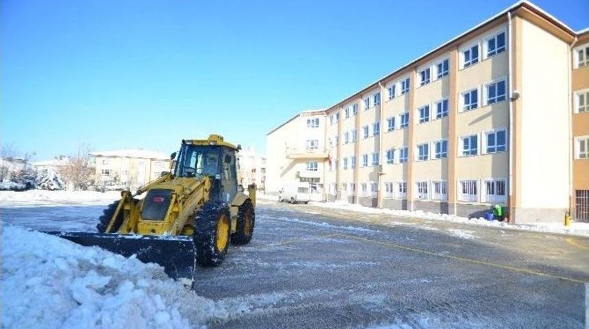 Pursaklar’da Tonlarca Kar Nakli Yapıldı