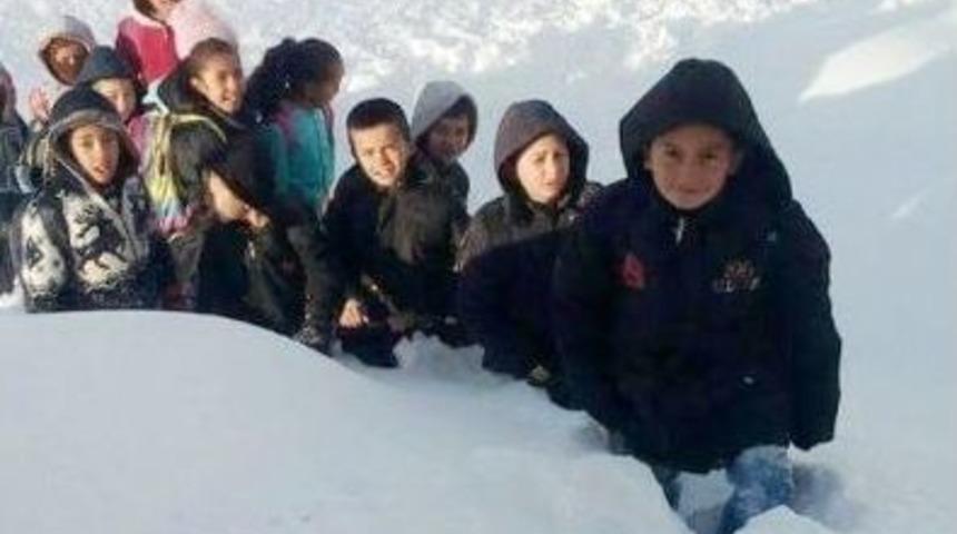 &Ouml;ğrencilerin Eğitim Aşkı Kar Dinlemiyor