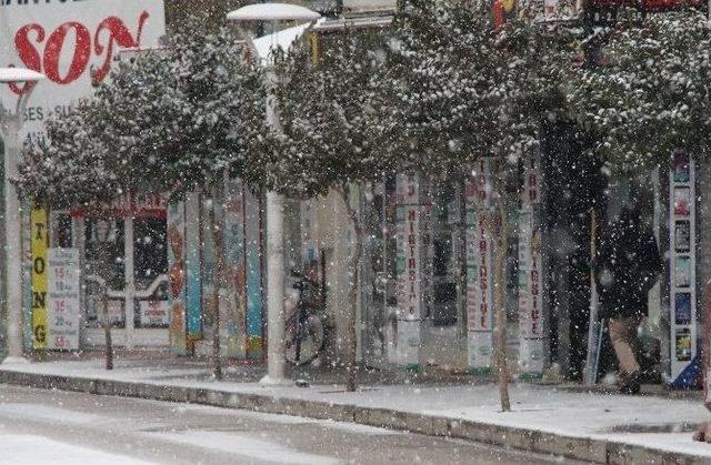 Elazığ’da Kar Yağışı, 4 Köy Yolu Ulaşıma Kapandı