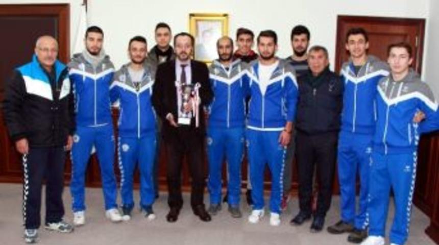 Ad&uuml;&rsquo;n&uuml;n Şampiyon Voleybolcuları Kupayı Rekt&ouml;r Bircan&rsquo;a Hediye Etti