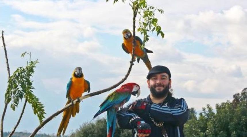 &Uuml;&ccedil; Papağanıyla Antalya Sokaklarında