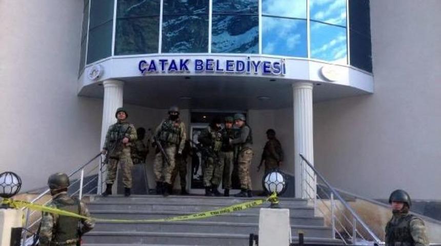 &Ccedil;atak Belediyesi'ne Operasyon; 18 G&ouml;zaltı