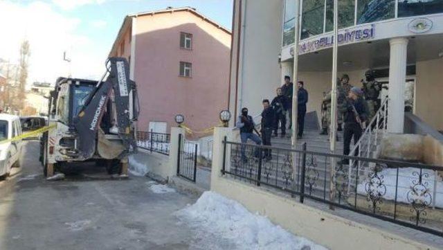 Çatak Belediyesi'ne Operasyon; 18 Gözaltı