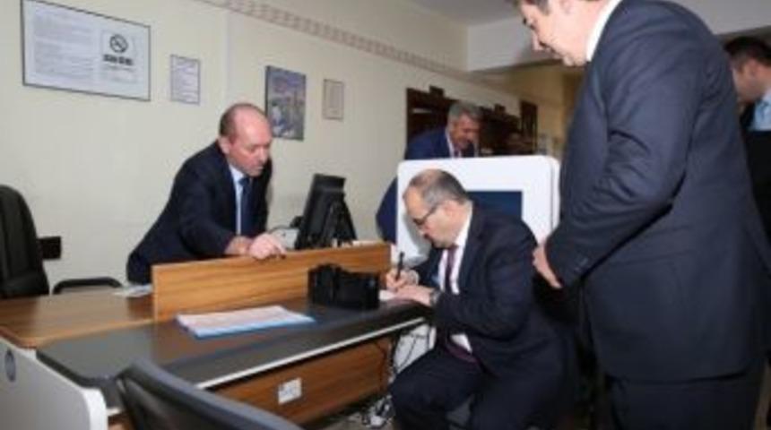 İlk Kimlik Kartı Başvurusunu Vali İsmail Ustaoğlu Yaptı