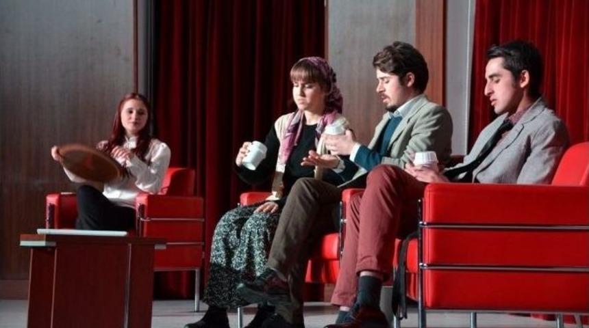 &ldquo;aslında Var Ya&rdquo; İsimli Tiyatro Oyunu