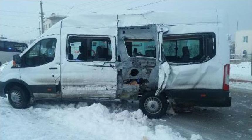 Niğde'de Servisler &Ccedil;arpıştı: 8'i &Ouml;ğrenci 11 Yaralı