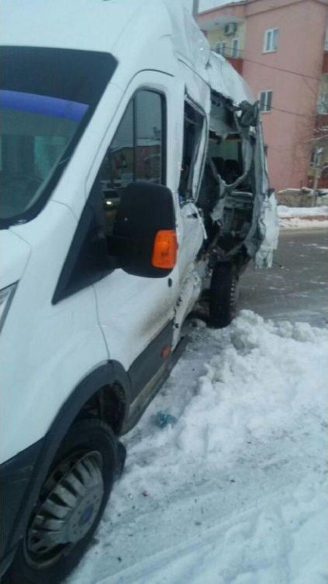 Niğde de Servisler &Ccedil;arpıştı: 8 i &Ouml;ğrenci 11 Yaralı 1