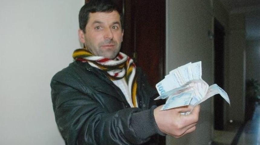Yastıkta Bulduğu Bin Lira Kendisine &Ouml;d&uuml;l Olarak Verildi