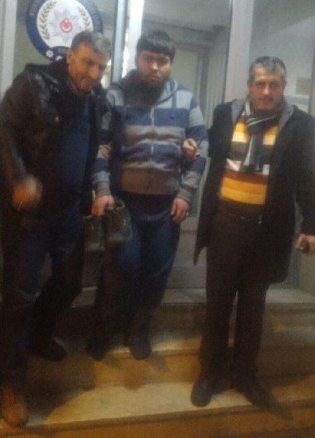 Bursa da Camiden Ayakkabıları Koklayarak &Ccedil;alan Hırsız Tutuklandı 2