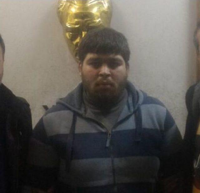 Bursa da Camiden Ayakkabıları Koklayarak &Ccedil;alan Hırsız Tutuklandı 3