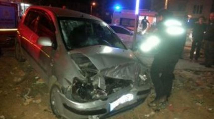 İki Otomobil &Ccedil;arpıştı: 2 Yaralı
