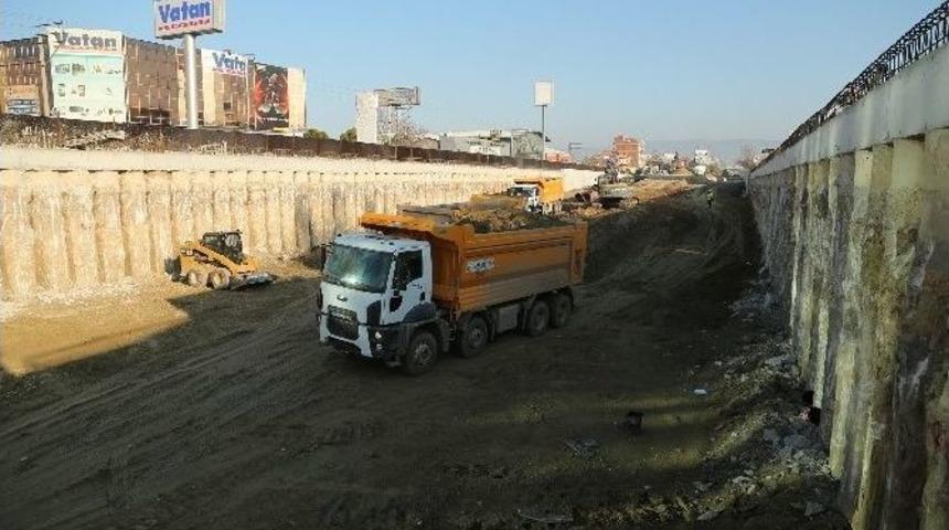 Zeybek Kavşağı &Ccedil;alışmaları S&uuml;r&uuml;yor