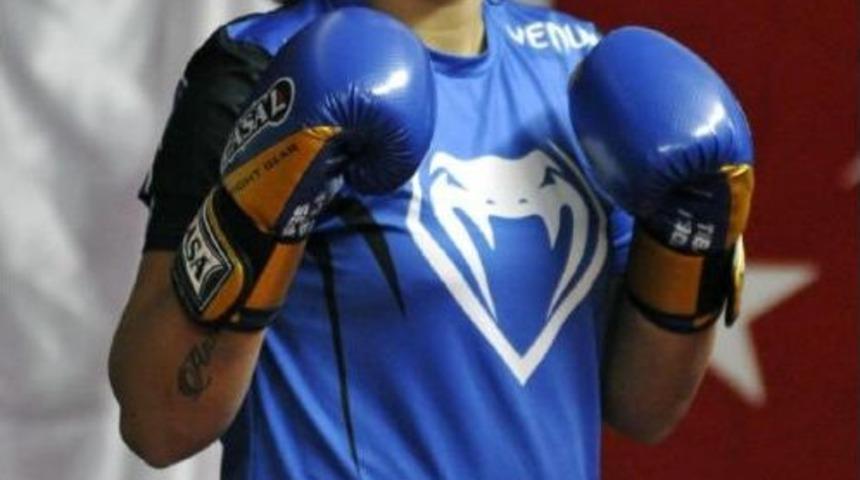 Milli Kick Bokscu Ayşe, Kapı Kapı Dolaşıp Ilan Dağıtıyor