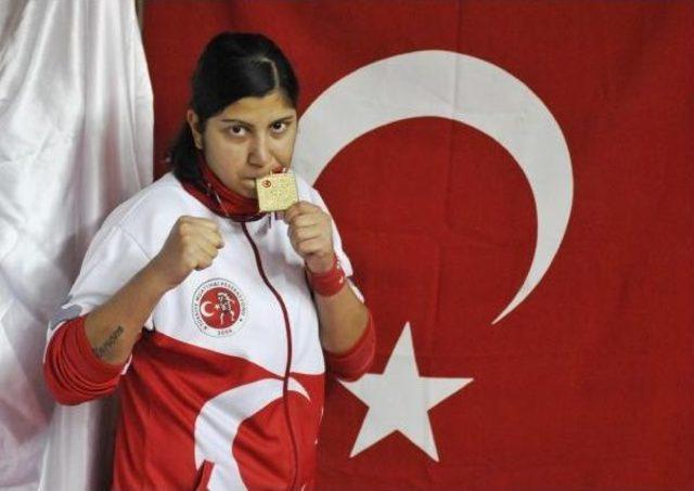 Milli Kick Bokscu Ayşe, Kapı Kapı Dolaşıp Ilan Dağıtıyor