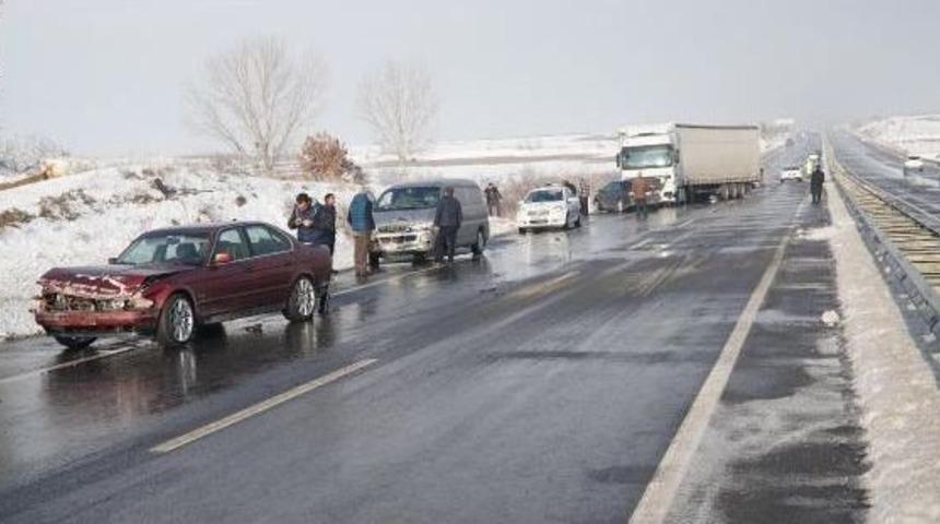 Keşan'da Buzlanan Yolda 9 Aracın Karıştığı Zincirleme Kaza