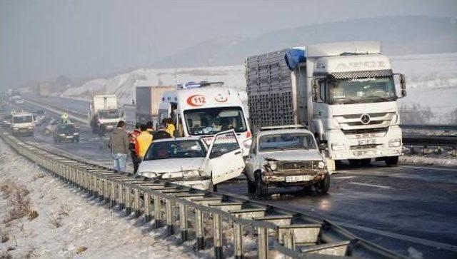 Keşan'da Buzlanan Yolda 9 Aracın Karıştığı Zincirleme Kaza