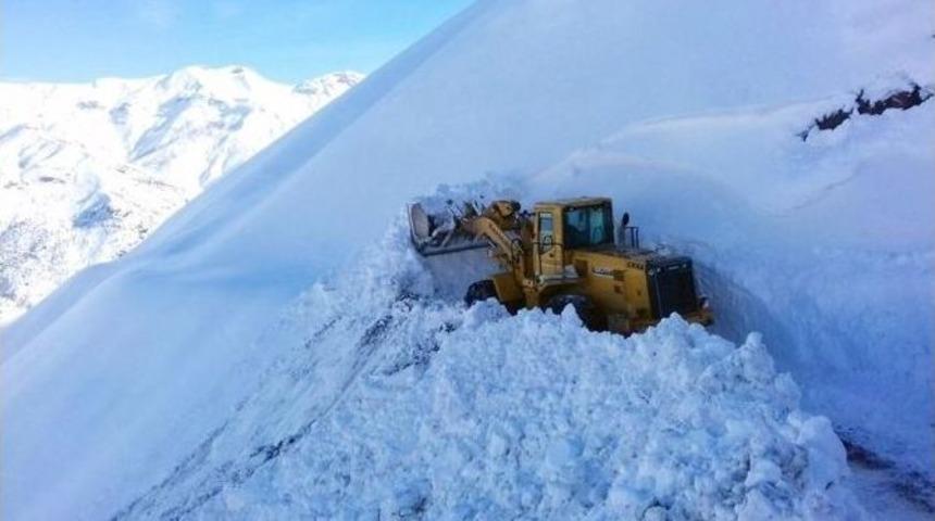 Ekipler K&ouml;y Yolunu A&ccedil;mak İ&ccedil;in 72 Saat &Ccedil;alışıyor