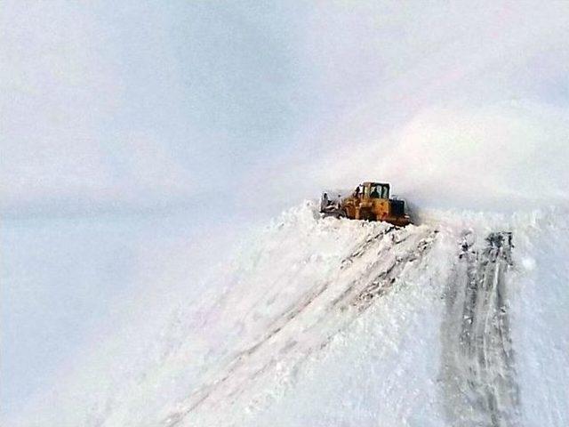 Ekipler Köy Yolunu Açmak İçin 72 Saat Çalışıyor