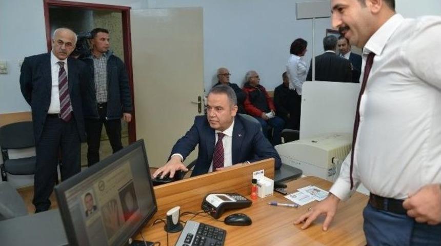 Başkan B&ouml;cek, Yeni &Ccedil;ipli Kart İ&ccedil;in Başvuru Yaptı