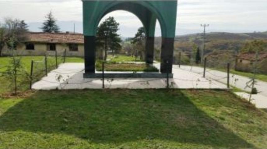 İzmit Belediyesi, Sadıklar K&ouml;y&uuml;ndeki T&uuml;rbede Bakım &Ccedil;alışması Yaptı